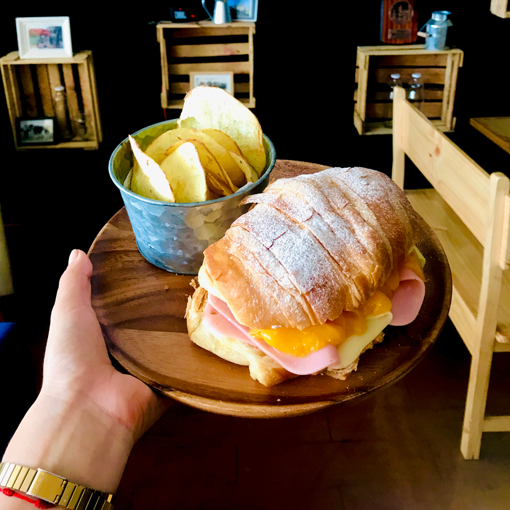 Croissant mixto con duraznos